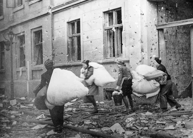Dessau in Trümmern Bombenangriffe auf Dessau im Sommer 1944 und am 16
